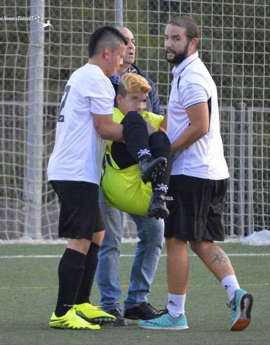 Un jugador del equipo contrario y el portero ayudan a trasladar a Pablo