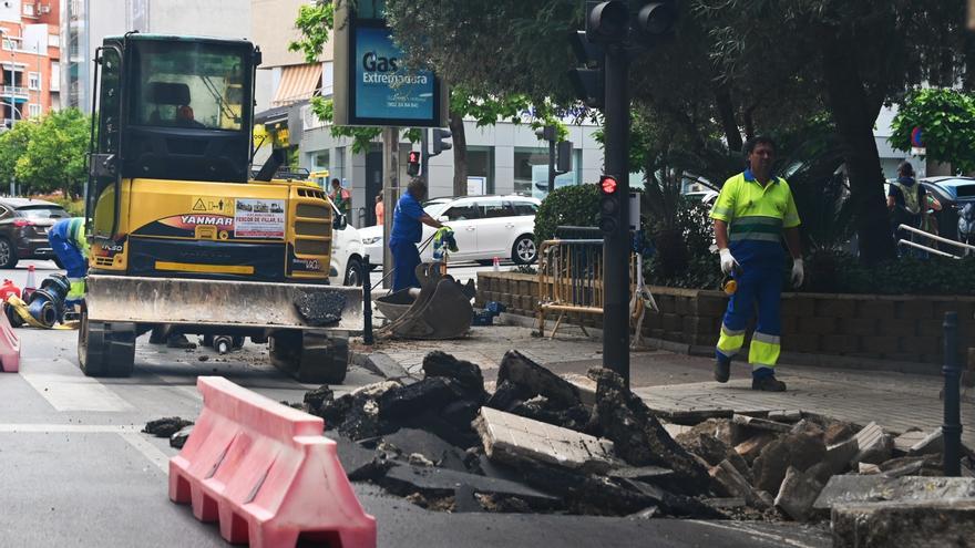 Reventón de una tubería en la avenida Miguel Celdrán de Badajoz