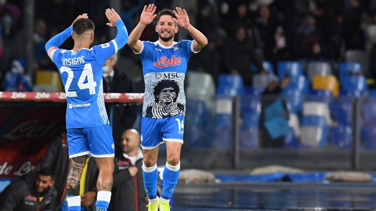 Dries Mertens celebra con Lorenzo Insigne uno de sus goles a la Lazio