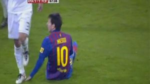 Pepe trepitja la mà de Messi, a terra.