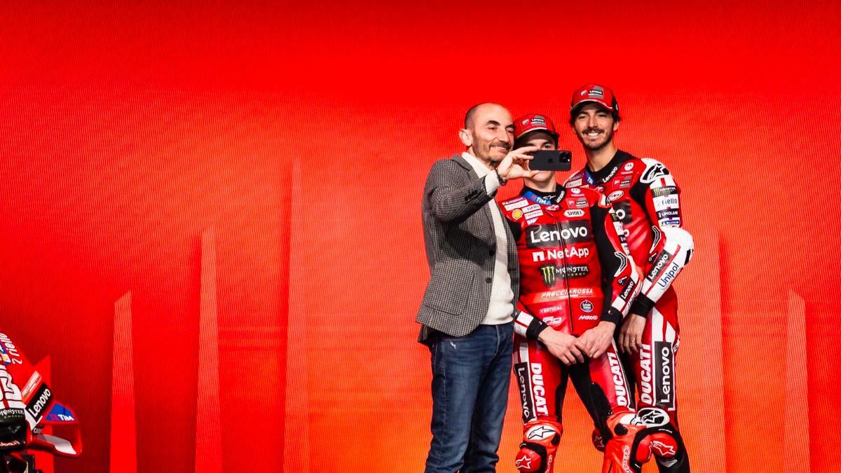 El CEO de Ducati, Claudio Domenicali, se hace un selfie con sus campeones, Marc Márquez y Pecco Bagnaia en Madonna di Campiglio
