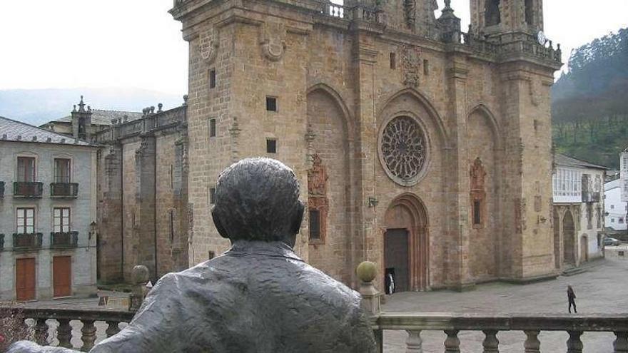 Escultura en homenaje a Cunqueiro en su localidad natal de Mondoñedo. // FdV