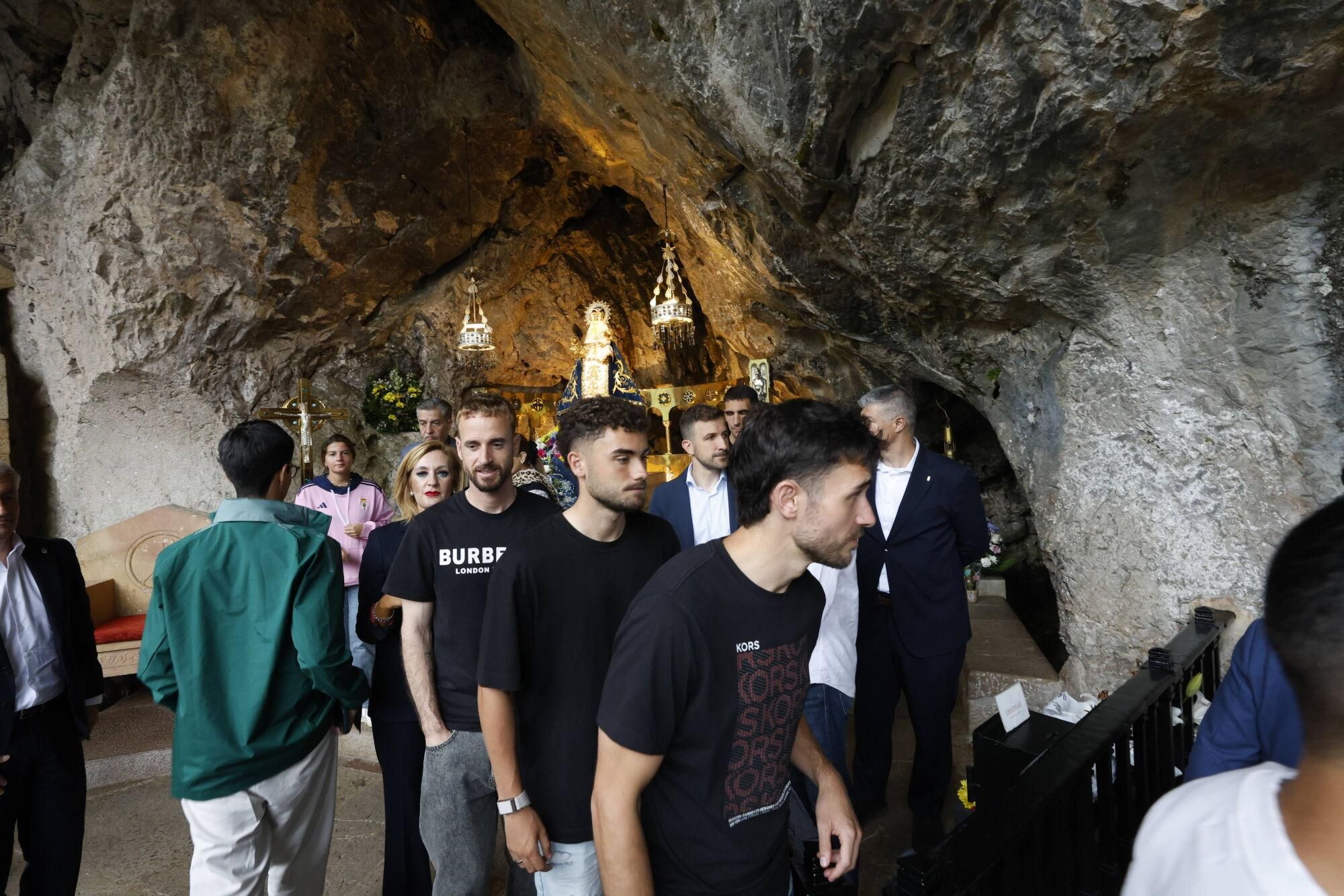 El conjunto carbayón visita a la Virgen de Covadonga