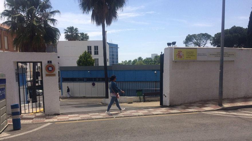 Entrada al edificio que acoge aún el Hotel Escuela Bellamar en Marbella.