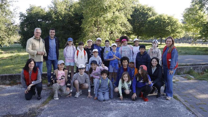 Alumnos del CEIP Barcelos conocen la biodiversidad de la Illa das Esculturas