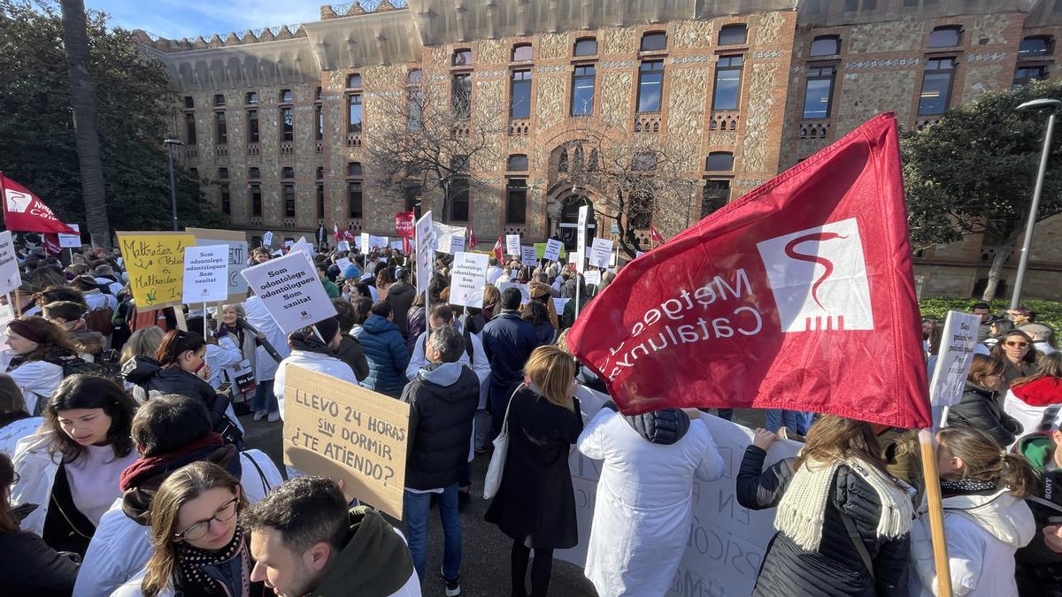 Los sanitarios se han manifestado desde el Departament de Salut hasta la estación de Sants en defensa de la sanidad pública durante el primer día de la huelga de médicos.