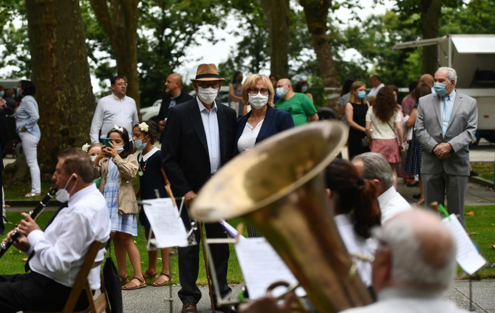 Poio celebra un San Xoán atípico pero con idéntico espíritu festivo