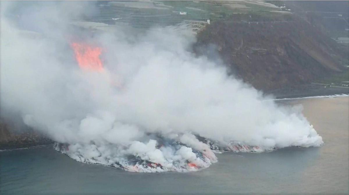 La colada del volcán de La Palma comienza a formar un delta de lava en la costa de Tazacorte