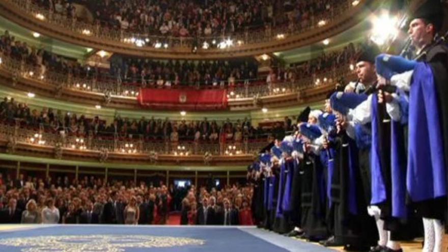 Los reyes llegan al teatro Campoamor para presidir la entrega de los Premios Princesa de Asturias