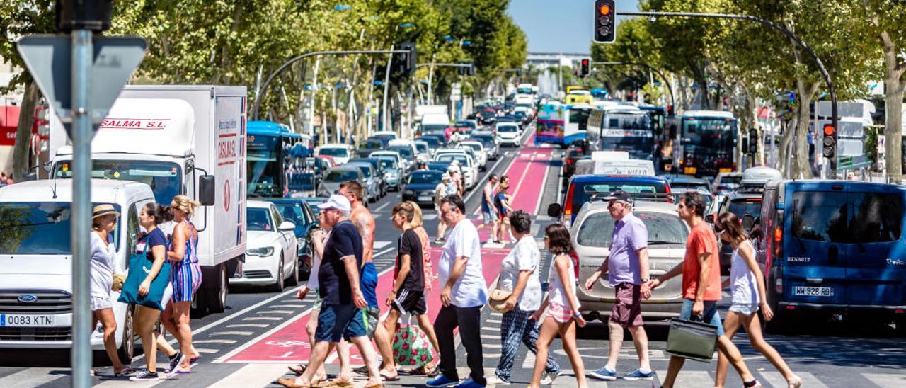 La avenida de Europa de Benidorm, ayer, colapsada de vehículos en pleno puente del mes de agosto.