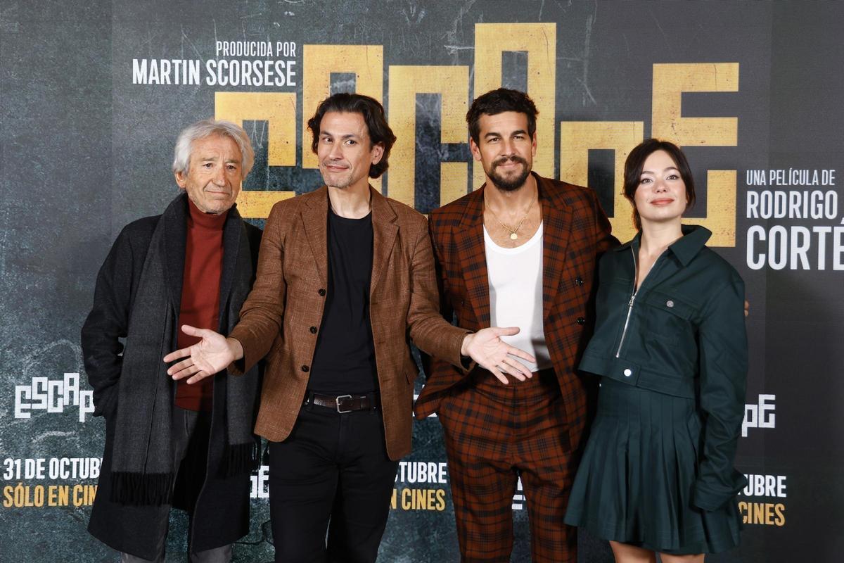 José Sacristán, Rodrigo Cortés, Mario Casas y Anna Castillo posan en la presentación de la película 'Escape'.