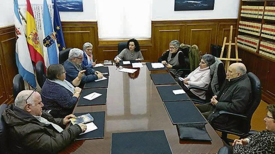 La presidenta de Estrela de Marín entrega el vale a Sandra García.