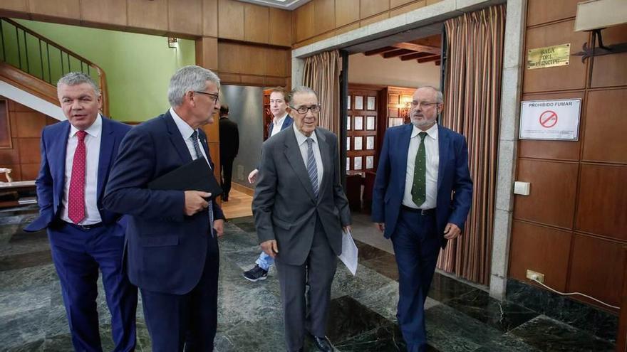 Por la izquierda, Belarmino Feito (presidente de la FADE), Santiago García Granda, Juan Velarde y Emilio de Diego, ayer, en la sede de los cursos de La Granda.