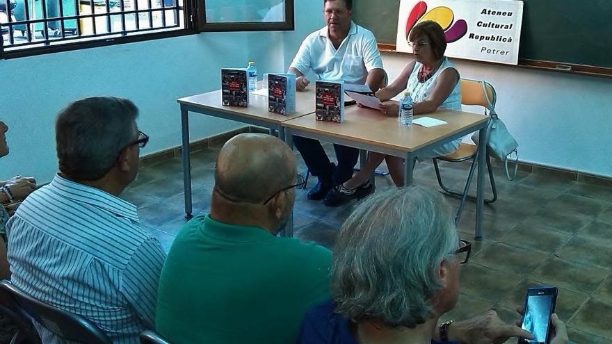 Joaquín «El cura» presenta en Petrer su novela «En la fragilidad de la vida»