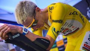 Tadej Pogacar se recupera sobre la bicicleta estática al finalizar la 13ª etapa del Tour.