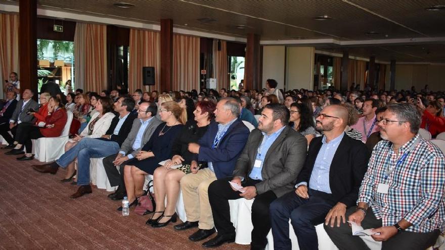 Autoridades y docentes, este viernes en Costa Teguise, durante la inauguración del Congreso Ineduca.
