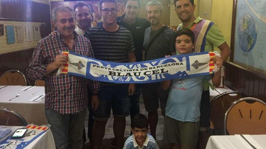 Miembros de la Peña Blau Cel, con Maxi Gómez.