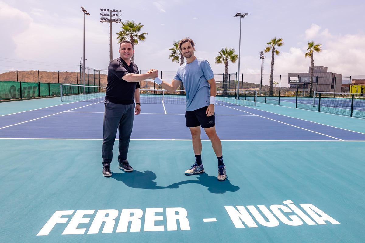 El alcalde de La Nucía, Bernabé Cano, y David Ferrer, posan en una de las pistas estrenadas.