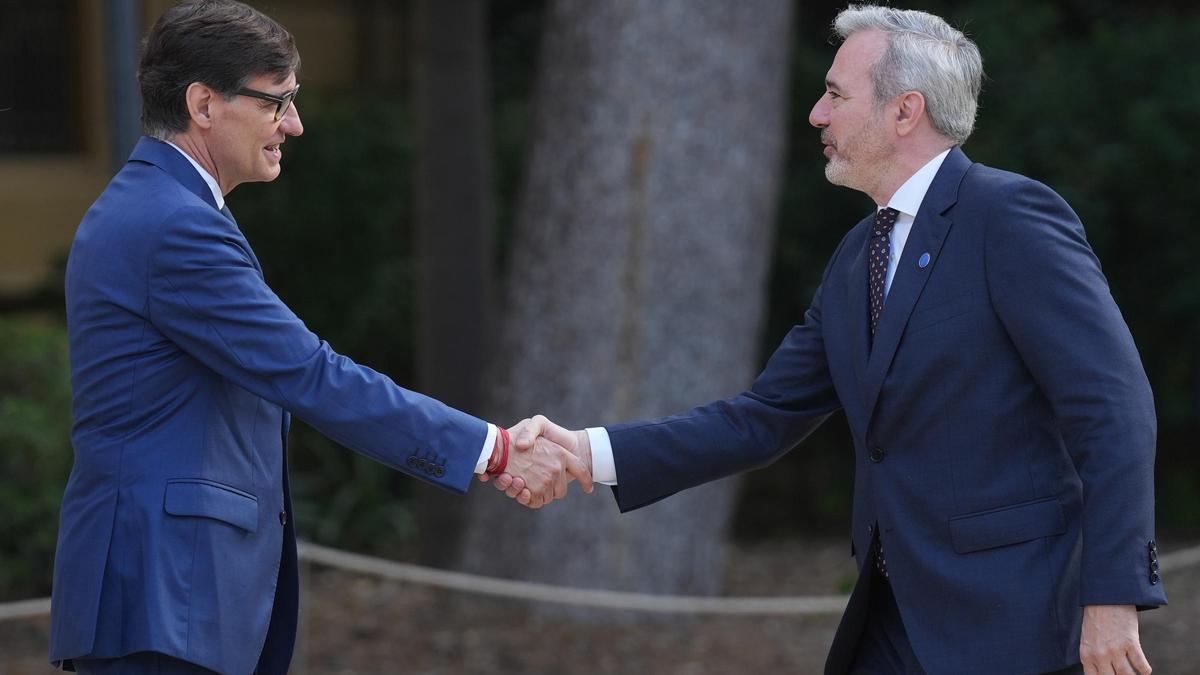 El aragonés Jorge Azcón saluda al 'president' Illa en la última Conferencia de Presidentes celebrada en junio en Barcelona.