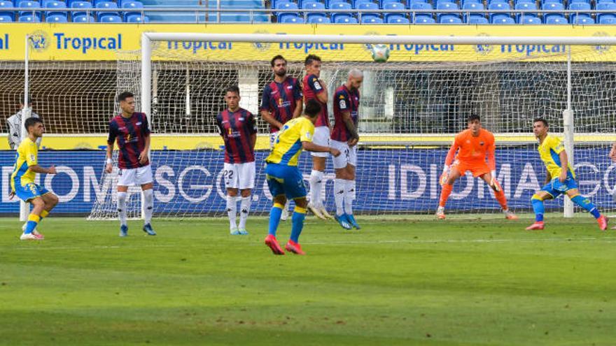 Mauriciogolpea el esférico en la acción del cuarto tanto, ayer, en el Gran Canaria.