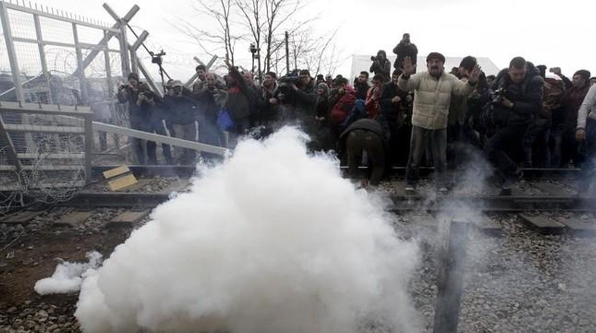 icoy32996259 stranded refugees and migrants flee tear gas fire 160229160243