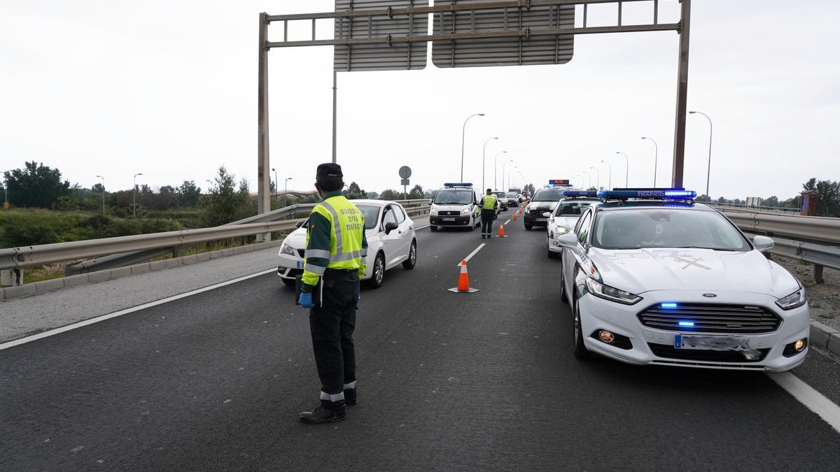 Efectivos de la Guardia Civil de tráfico realizan un control aleatorio.