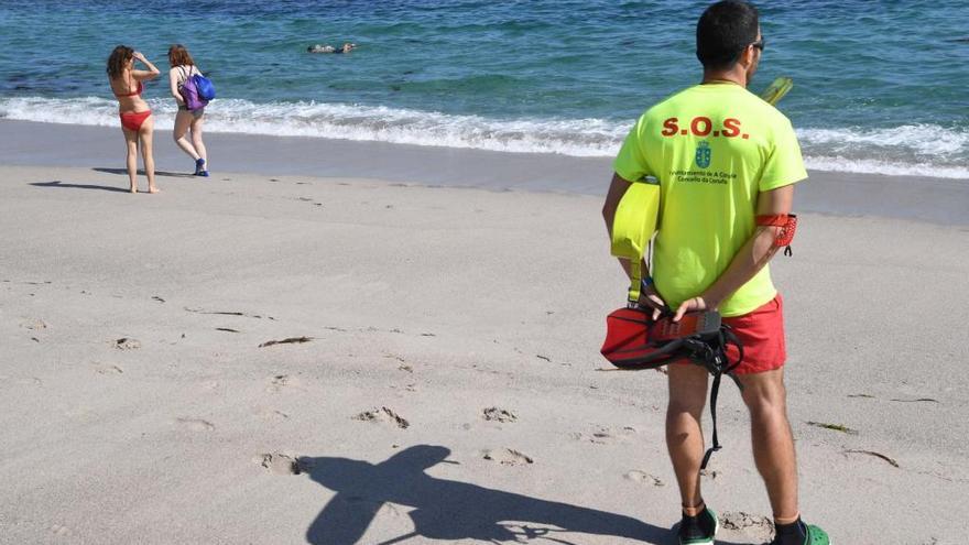 Un socorrista vigilando una playa. // V. Echave