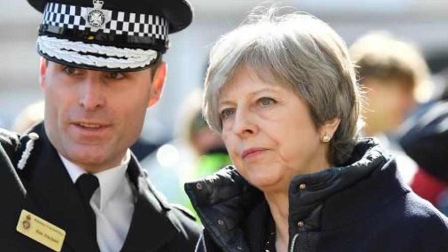 Theresa May amb un policia a Salisbury, aquest dijous