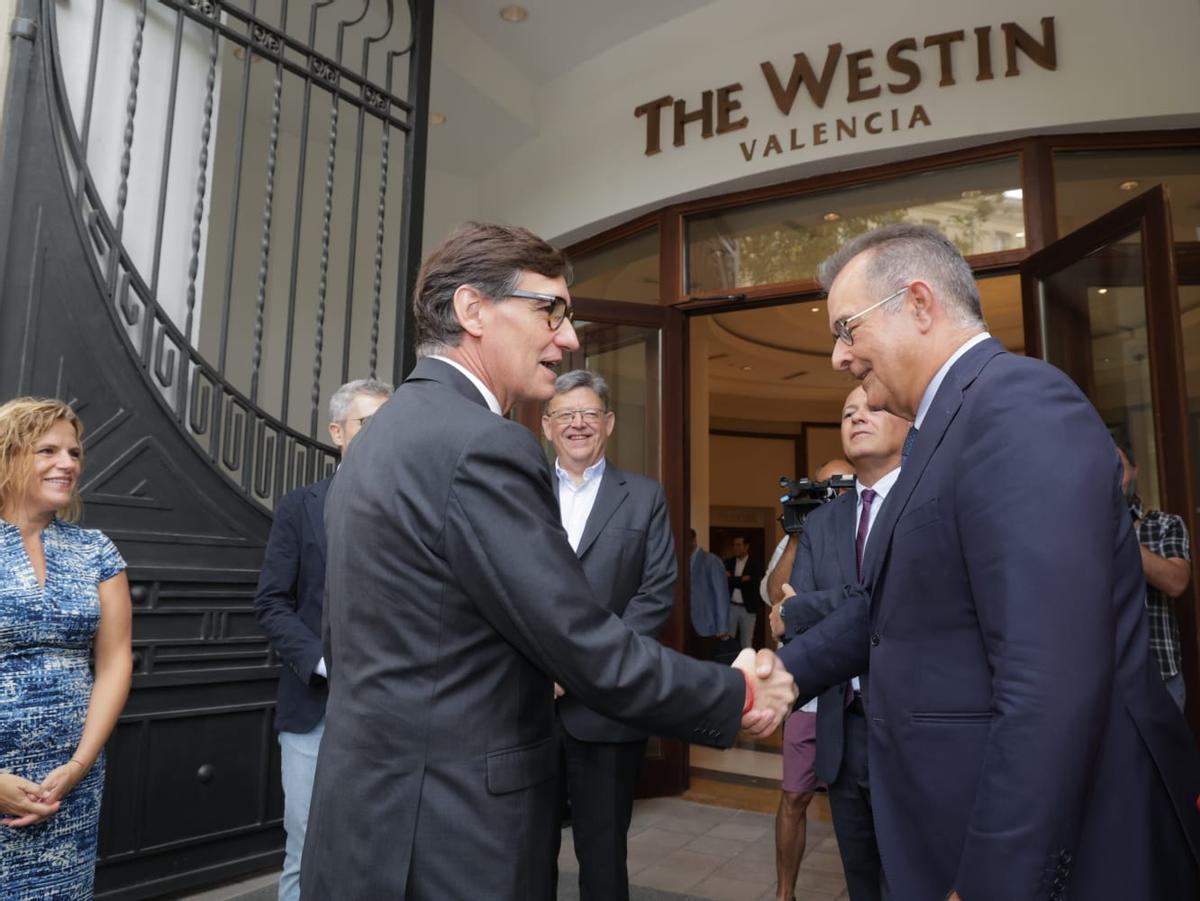 El desayuno informativo de Salvador Illa, en imágenes