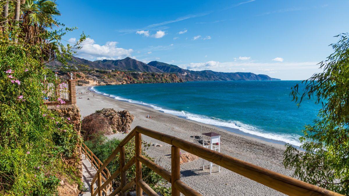 La playa más “salvaje” de Málaga está a menos de una hora de la capital: es famosa por su salto "de Tarzán" y su cueva visitable