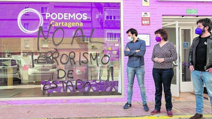 Pintades a la seu de Podem a Cartagena