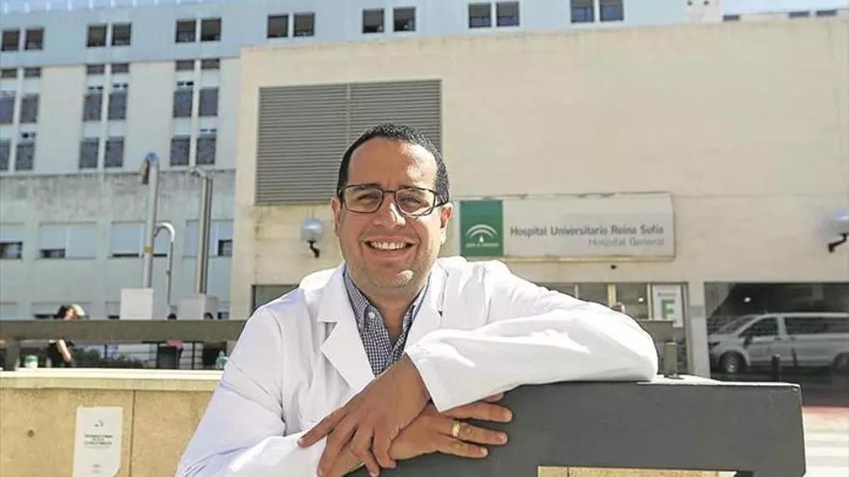 El doctor Cristobal Blanco, en una imagen de archivo en sus comienzos en el hospital Reina Sofía.