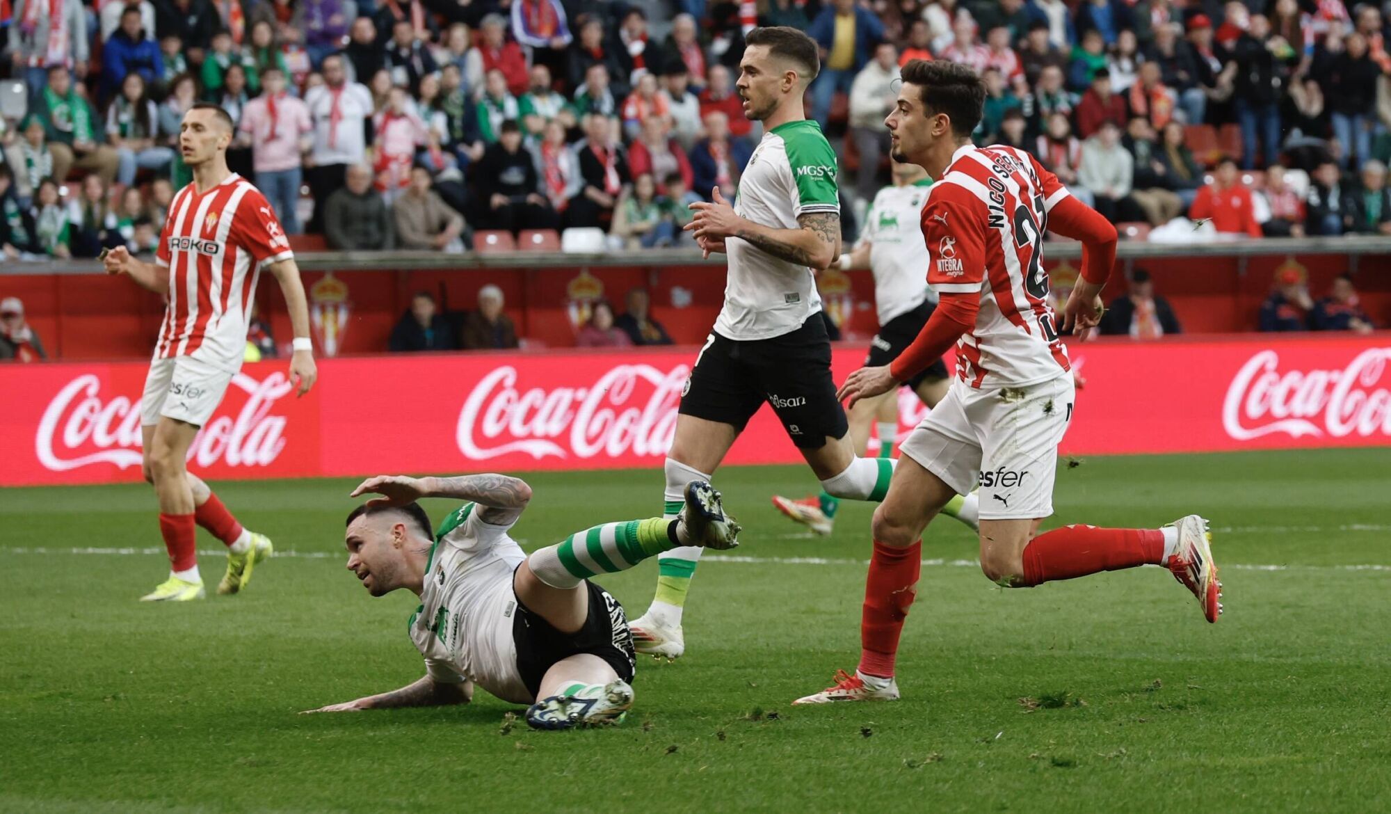 EN IMÁGENES: Ambientazo en el Sporting-Racing de Santander disputado en El Molinón