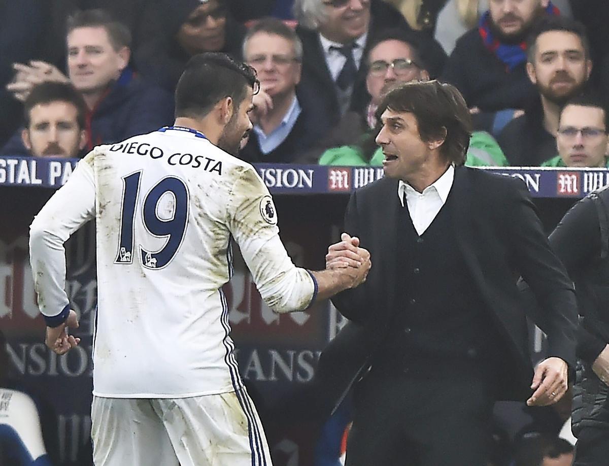 HM003. London (United Kingdom), 17/12/2016.- Chelsea's Diego Costa (L) celebrates with manager Antonio Conte (R) after scoring the 1-0 lead during the English Premier League soccer match between Crystal Palace and Chelsea FC at the Selhurst Park Stadium in London, Britain, 17 December 2016. (Londres) EFE/EPA/HANNAH MCKAY EDITORIAL USE ONLY. No use with unauthorized audio, video, data, fixture lists, club/league logos or 'live' services. Online in-match use limited to 75 images, no video emulation. No use in betting, games or single club/league/player publications