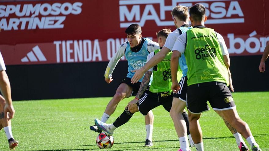Enol Coto, en el centro, puede debutar en Nueva Condomina ante el Atlético Baleares.  | PRENSA REAL MURCIA