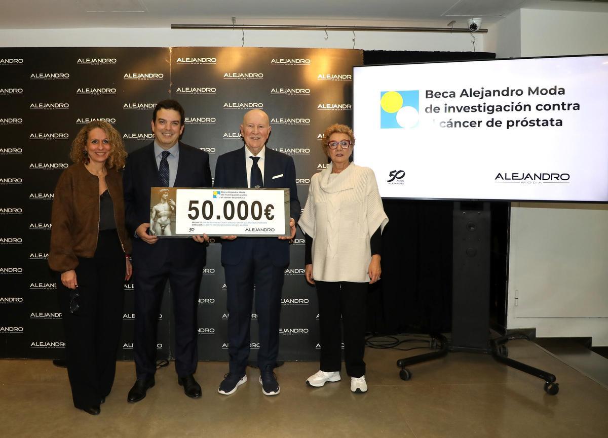 Con su beca para la investigación del cáncer de próstata, Alejandro Martínez donó al equipo que lidera Alberto J. Schuhmacher 50.000 euros para su investigación.