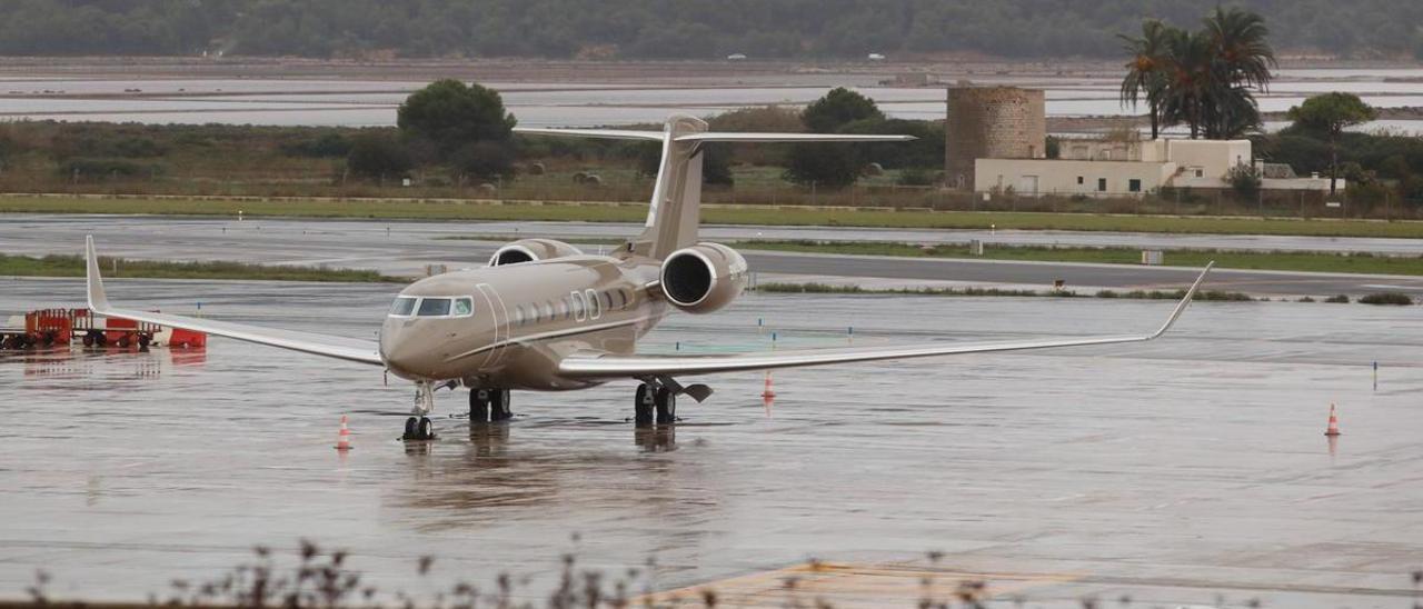 Un 'jet' estacionado en la plataforma del aeropuerto de Ibiza.