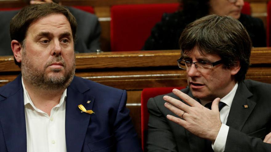 Junqueras junto a Puigdemont en el Parlament.