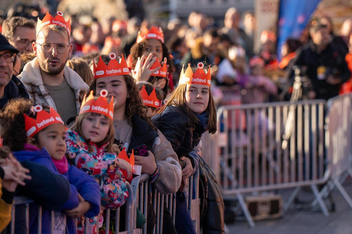 Miles de personas colman la costa de Barcelona para dar la bienvenida a los Reyes Magos