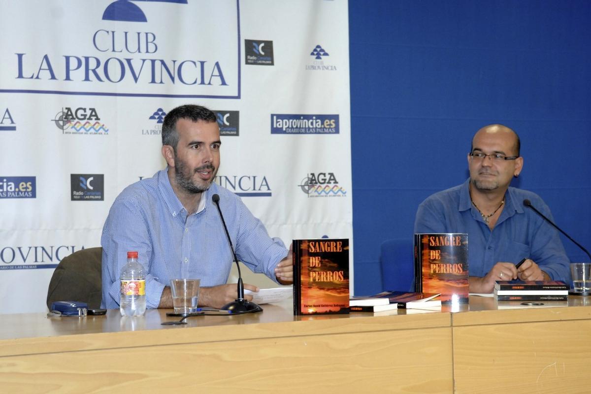 La vida del escritor Alexis Ravelo, en imágenes