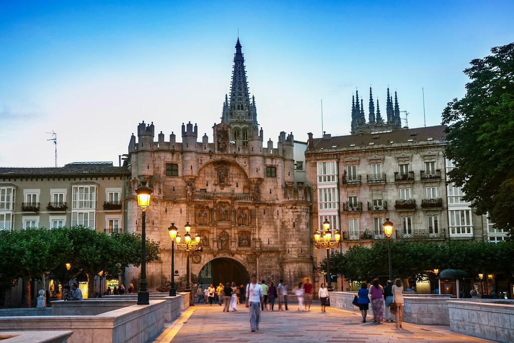 El Arco de Santa María, impresionante puerta en la muralla del siglo XVI realizada por Francisco de Colonia.