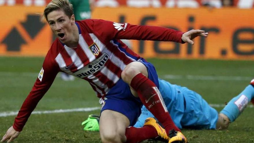 Fernando Torres celebra el gol marcado ayer al Eibar. // Efe