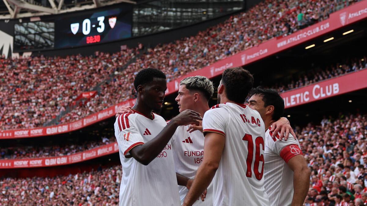 Isaac Romero celebra el tercer gol del Sevilla en San Mamés ante el Athletic en Liga