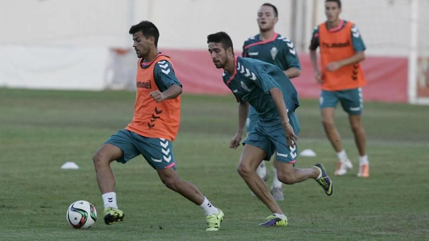 El lateral derecho José Ruiz y el zurdo Fernando Pumar, en una sesión de entrenamiento celebrada en Cobatillas.