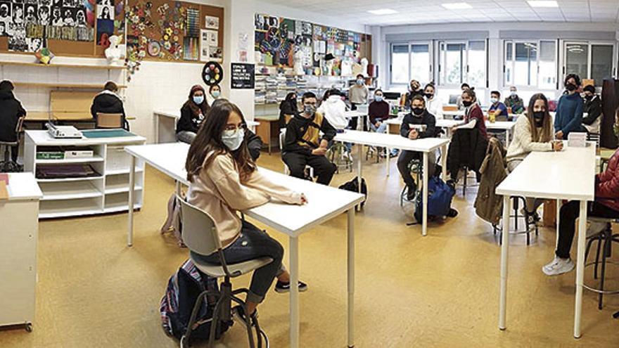 Alumnado de 3º da ESO do CPI Manuel Suárez Marquier traballando no proxecto “Claqueta Violeta”. // D.P.