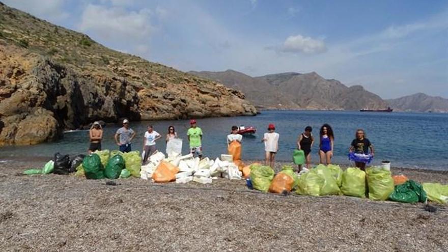 Voluntarios de ANSE recogen 45 sacos de basura en Cala Salitrona