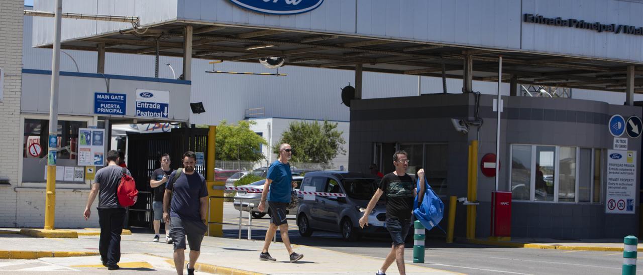 Salida de trabajadores de la factoría Ford, tras conocer el anuncio para fabricar coches eléctricos la pasada semana.