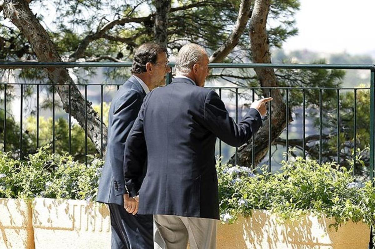 El rei Joan Carles mostra les vistes des del Palau de Marivent al president del Govern, Mariano Rajoy, que l’ha visitat per tractar la situació política i les perspectives econòmiques d’Espanya.