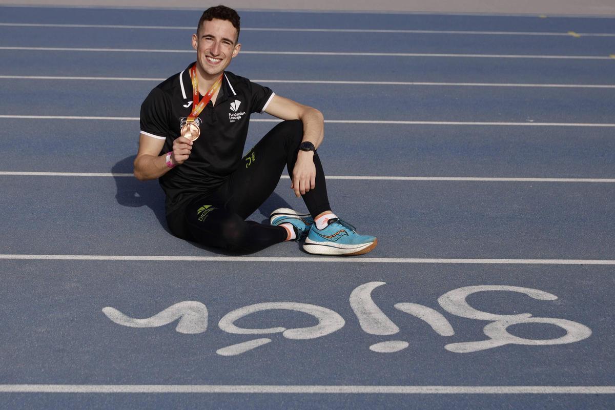 Manu Bea, con su medalla en la pista de Las Mestas.