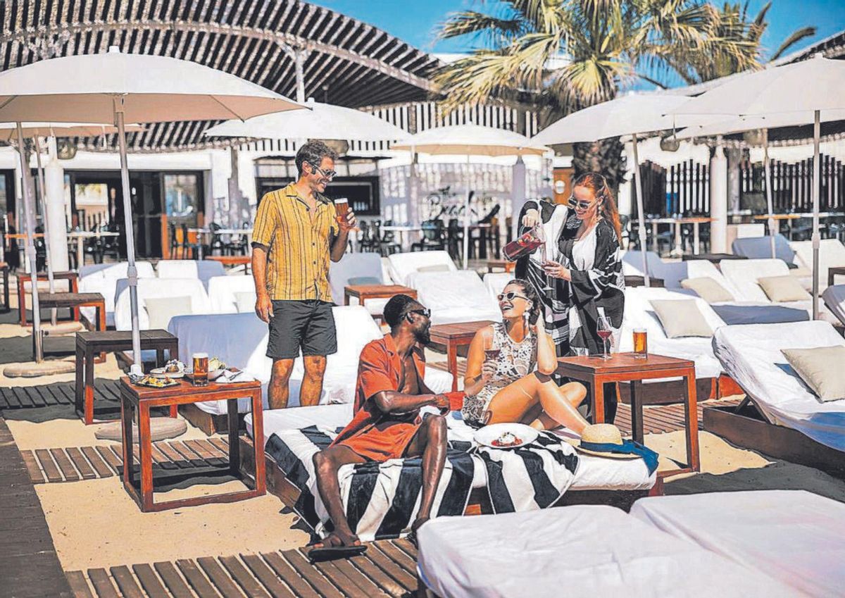 Amigos, cócteles y buena música: el tiempo se detiene frente al mar. | FOTOS: THE BEACH AT HARD ROCK HOTEL IBIZA